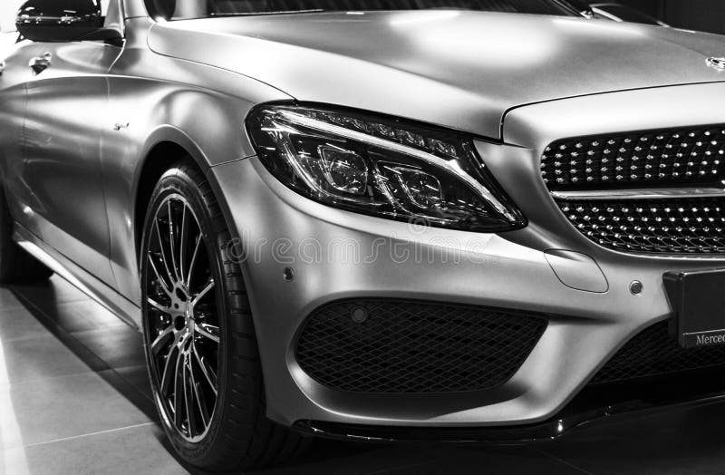 Vista dianteira de um Bi-turbocompressor 2018 de Mercedes Benz C 43 AMG 4Matic V8 Detalhes do exterior do carro Rebecca 36 imagens de stock Vista dianteira de um Bi-turbocompressor 2018 de Mercedes Benz C 43 AMG 4Matic V8 Detalhes do exterior do carro Rebecca 36 imagens de stock