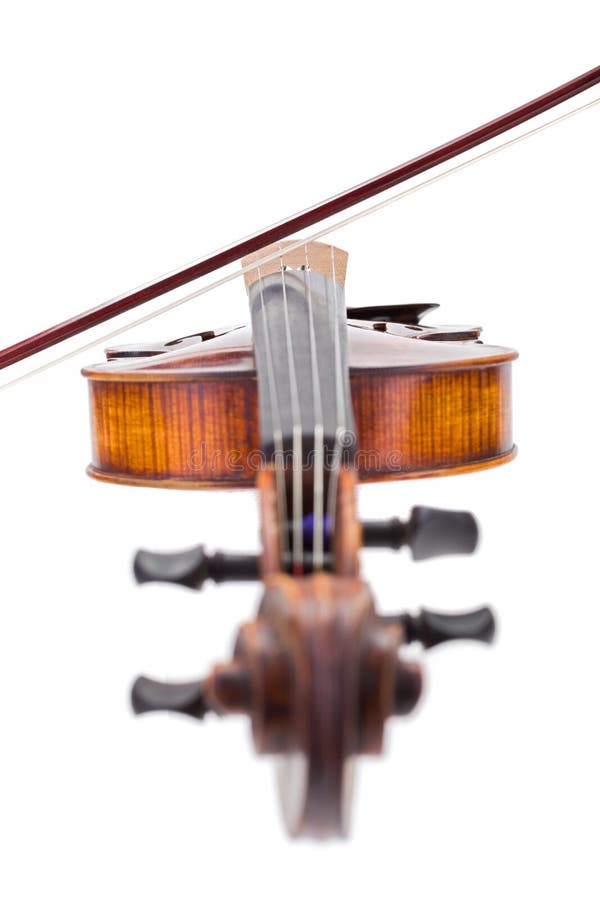 Vista dianteira de um violino com curva em cordas fotografia de stock royalty free Vista dianteira de um violino com curva em cordas fotografia de stock royalty free