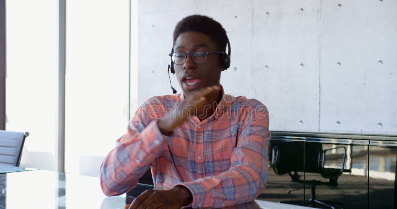 Vista dianteira do executivo masculino afro-americano que interage no escritório 4k