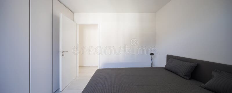 Vista dianteira do quarto no apartamento moderno fotografia de stock Vista dianteira do quarto no apartamento moderno fotografia de stock