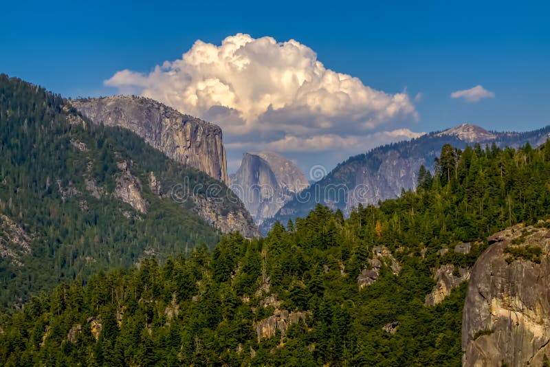 Vista distante de la Mitad-bóveda en el parque nacional de Yosemite fotografía de archivo Vista distante de la Mitad-bóveda en el parque nacional de Yosemite fotografía de archivo