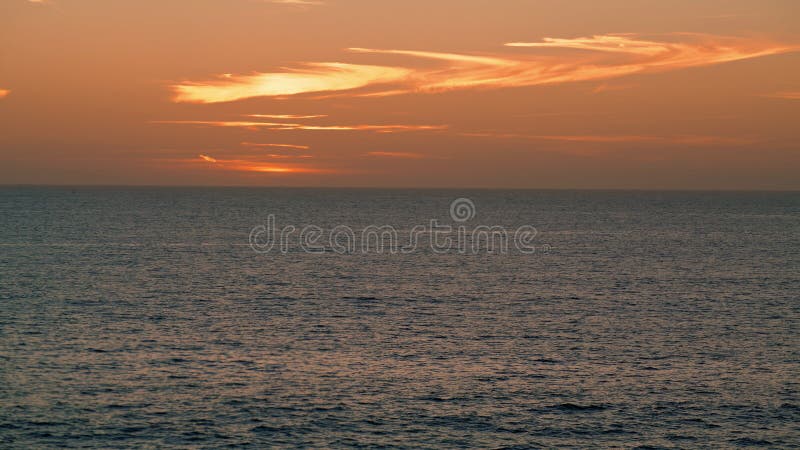 Vista do horizonte do sol do oceano calmo no verão. bela paisagem dourada do pôr do sol.