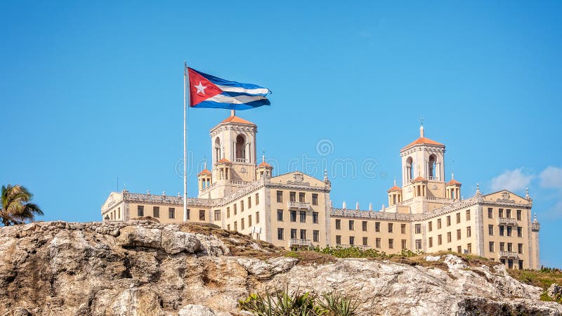 Vista do hotel Nacional com bandeira cubana - Havana, Cuba foto de stock royalty free Vista do hotel Nacional com bandeira cubana - Havana, Cuba foto de stock royalty free