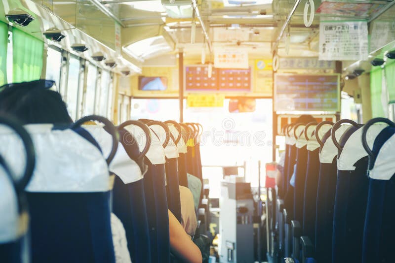Vista do interior do ônibus com passageiros, ônibus local de Naha com pa imagem de stock Vista do interior do ônibus com passageiros, ônibus local de Naha com pa imagem de stock