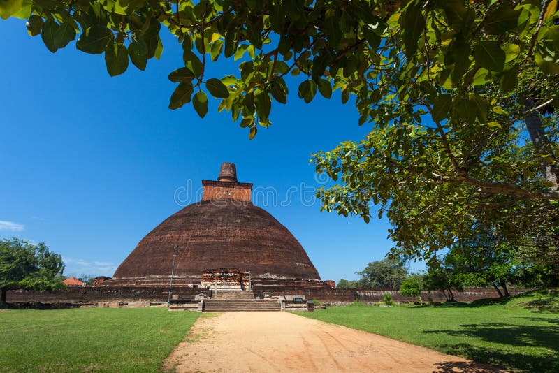 Vista do Jetavan o Dagoba o mais velho em Anuradhapura, Sri Lanka imagem de stock Vista do Jetavan o Dagoba o mais velho em Anuradhapura, Sri Lanka imagem de stock