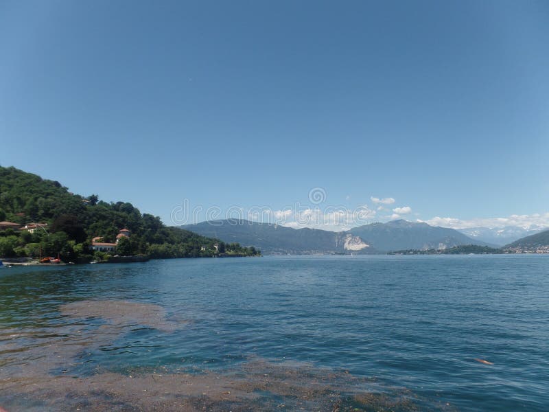 Vista do lago Maggiore em Itália do norte tomado de Laveno fotografia de stock Vista do lago Maggiore em Itália do norte tomado de Laveno fotografia de stock