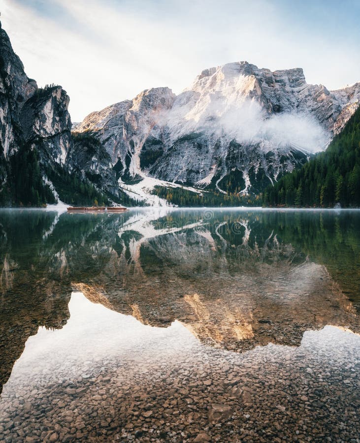 Vista do lago nas dolomites, Itália Braies fotos de stock Vista do lago nas dolomites, Itália Braies fotos de stock