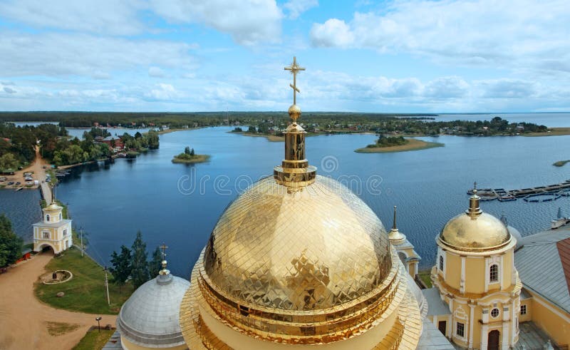 Vista do lago Seliger e do monastério de Nilo-Stolobensky da abóbada Rússia foto de stock Vista do lago Seliger e do monastério de Nilo-Stolobensky da abóbada Rússia foto de stock