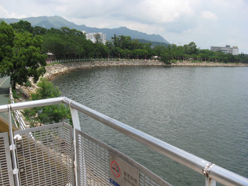 Vista do mar do parque de margem de Tai Po, Hong Kong imagens de stock Vista do mar do parque de margem de Tai Po, Hong Kong imagens de stock