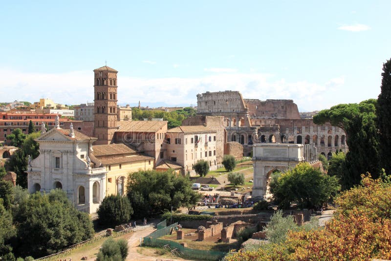 Vista do monte de Palatine em ruínas em Roma, Italia