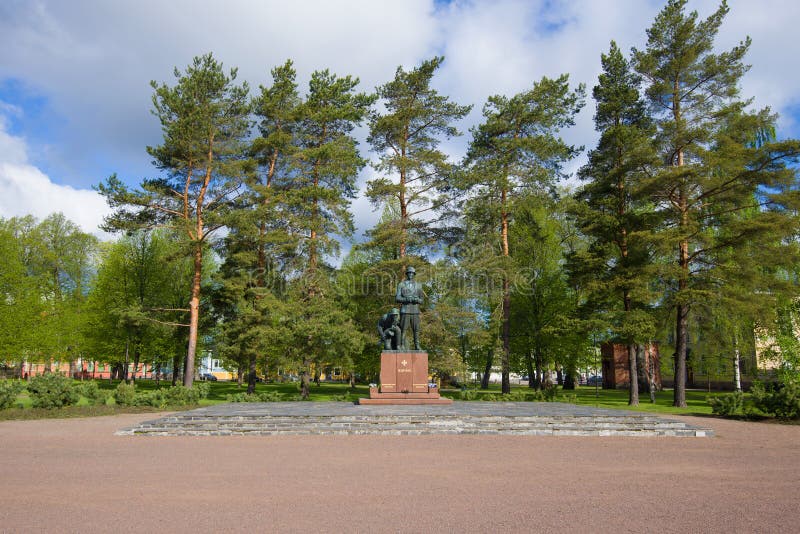 Vista do monumento aos oficiais e aos soldados que morreram na segunda guerra mundial imagens de stock Vista do monumento aos oficiais e aos soldados que morreram na segunda guerra mundial imagens de stock