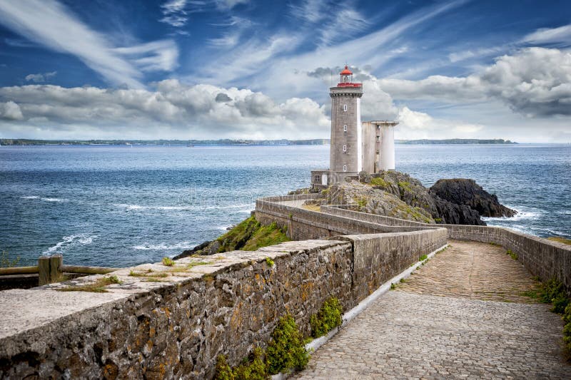 Vista do pequeno minou do Phare du em Plouzane, Brittany, França imagem de stock Vista do pequeno minou do Phare du em Plouzane, Brittany, França imagem de stock