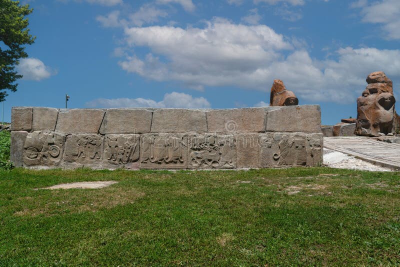 Vista Lateral Do Portão De Esfinge Em Hattusa, Uma Cidade Antiga Localizada  Perto De Bogazale Moderno Na Província Do Coro De Turk Foto de Stock -  Imagem de escultura, pedra: 255079190