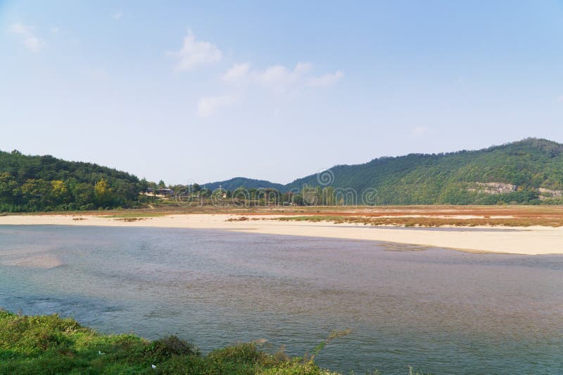 Vista do rio de Nakdong da vila de Hahoe imagem de stock Vista do rio de Nakdong da vila de Hahoe imagem de stock