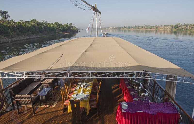 Vista do rio nile em Egito do barco luxuoso do cruzeiro. Vista através do grande Nilo largo do rio em Egito ao riverbank com a paisagem rural do campo do barco luxuoso do cruzeiro