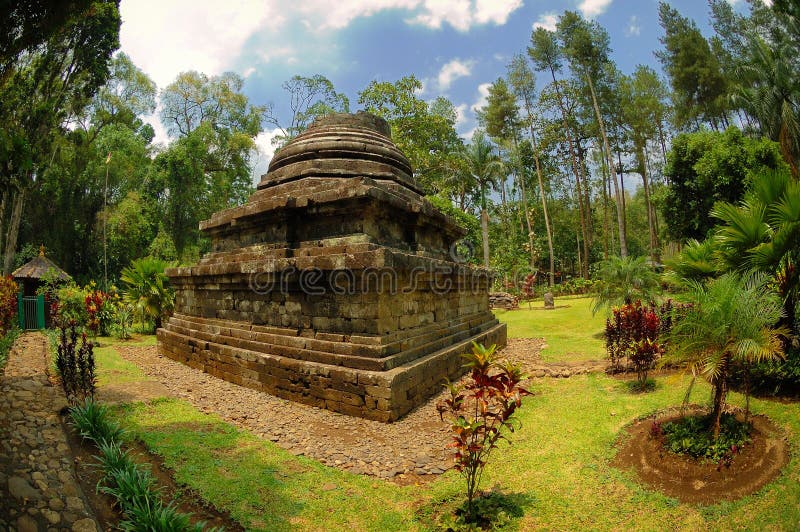 Vista do templo de Sumberawan ao lado do jardim foto de stock Vista do templo de Sumberawan ao lado do jardim foto de stock