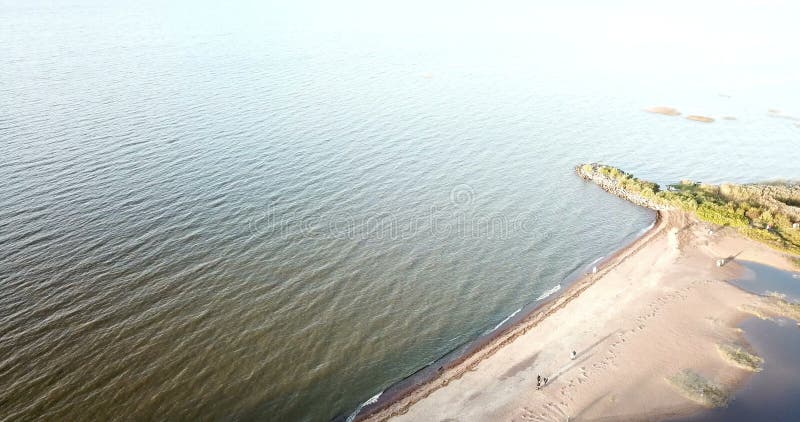 Vista do zangão no Sandy Beach e da costa do Golfo da Finlândia, no horizonte os distritos do St