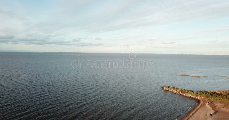 Vista do zangão no Sandy Beach e da costa do Golfo da Finlândia, no horizonte os distritos do St