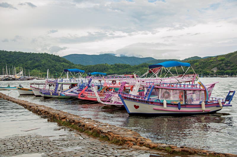 Vista dos barcos coloridos no dia chuvoso ancorados em Paraty fotos de stock Vista dos barcos coloridos no dia chuvoso ancorados em Paraty fotos de stock