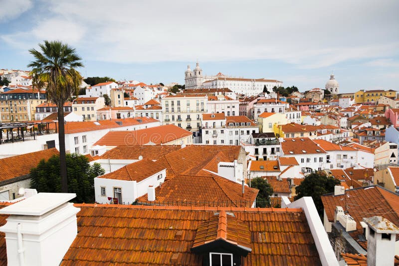 Vista dos telhados da terracota de Lisboa histórica imagens de stock Vista dos telhados da terracota de Lisboa histórica imagens de stock