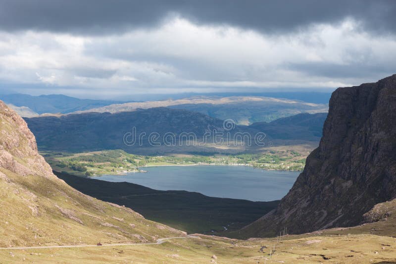 Vista dos vagabundos do na de Bealach para Kishorn imagem de stock Vista dos vagabundos do na de Bealach para Kishorn imagem de stock