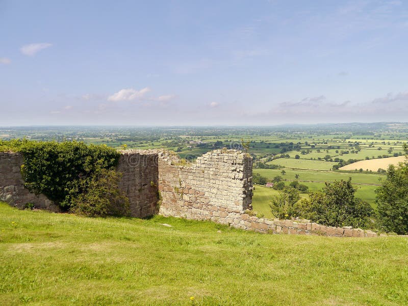 Vista e sobre pela parede velha do castelo foto de stock Vista e sobre pela parede velha do castelo foto de stock