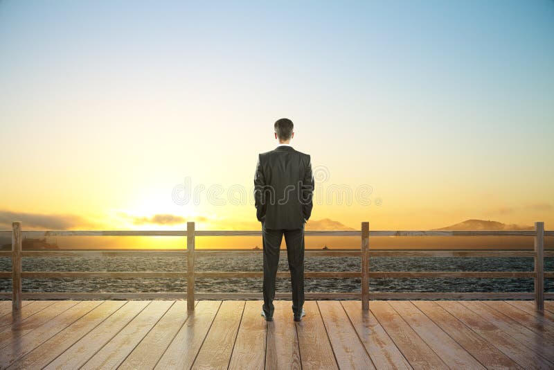 Vista ed uomo d'affari di tramonto fotografia stock libera da diritti Vista ed uomo d'affari di tramonto fotografia stock libera da diritti