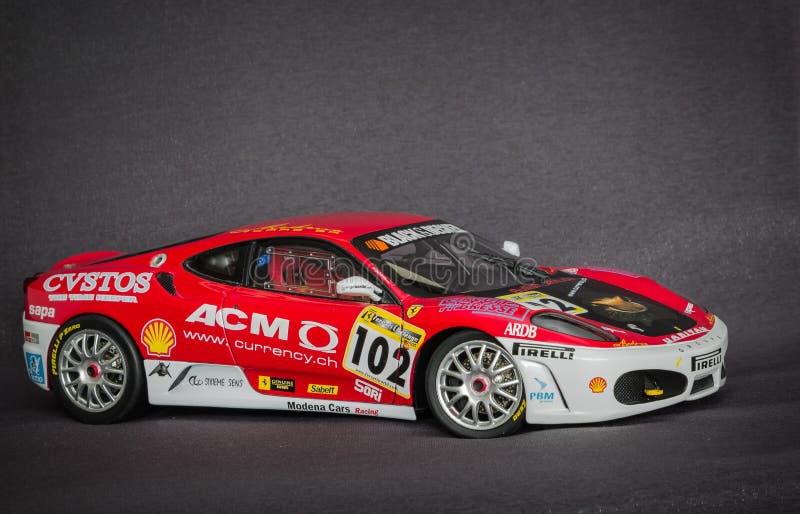 Vista encantadora hermosa del modelo miniatura del coche del deporte de la raza de Ferrari contra fondo gris oscuro imagen de archivo Vista encantadora hermosa del modelo miniatura del coche del deporte de la raza de Ferrari contra fondo gris oscuro imagen de archivo