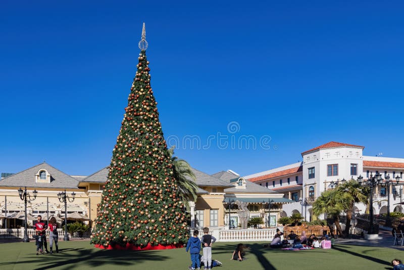 Vista Ensolarada Da árvore De Natal No Shopping Da Cidade Imagem de Stock  Editorial - Imagem de cultura, shopping: 204755369