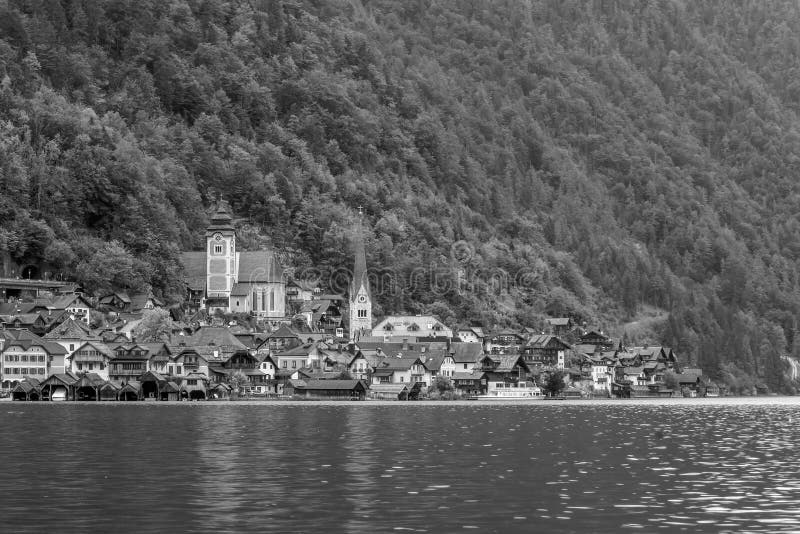 Vista esc?nica del pueblo famoso de Hallstatt en Austria imagen de archivo Vista esc?nica del pueblo famoso de Hallstatt en Austria imagen de archivo