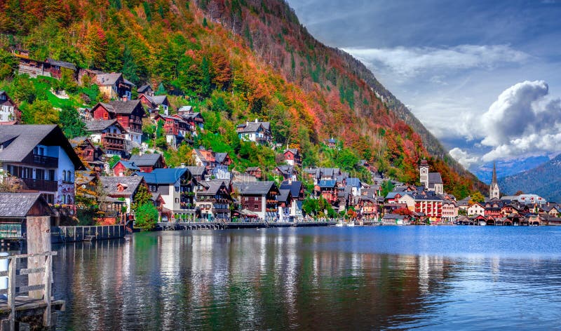 Vista escénica austríaca famosa del lago y del pueblo Hallstatter en Hallstatt imagenes de archivo Vista escénica austríaca famosa del lago y del pueblo Hallstatter en Hallstatt imagenes de archivo