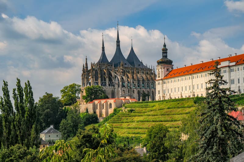 Vista escénica de la catedral de St Barbara y de la universidad de la jesuita en Kutna Hora, República Checa fotos de archivo Vista escénica de la catedral de St Barbara y de la universidad de la jesuita en Kutna Hora, República Checa fotos de archivo