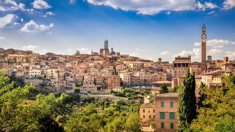 Vista escénica de la ciudad de Siena y de casas históricas foto de archivo Vista escénica de la ciudad de Siena y de casas históricas foto de archivo