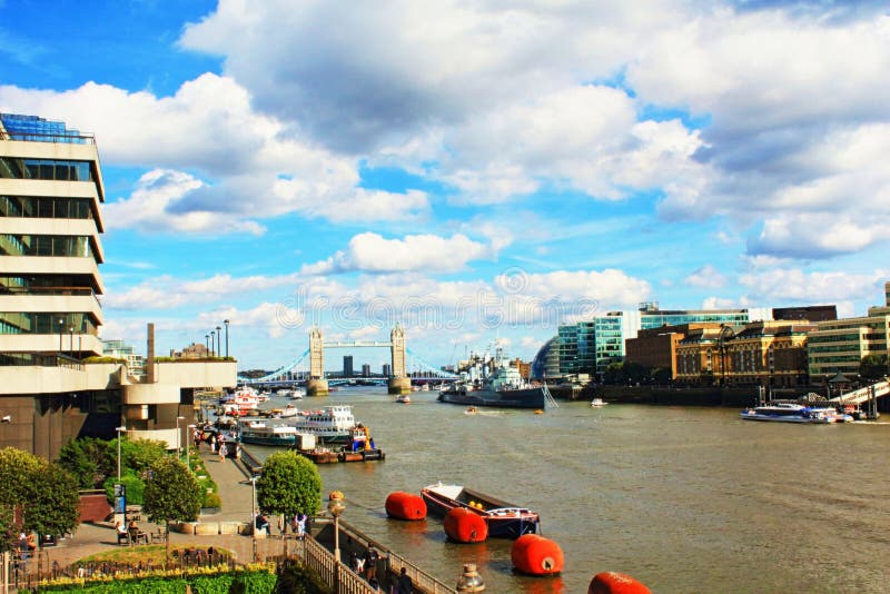 Vista escénica de las señales Londres central Reino Unido del río Támesis fotos de archivo libres de regalías Vista escénica de las señales Londres central Reino Unido del río Támesis fotos de archivo libres de regalías