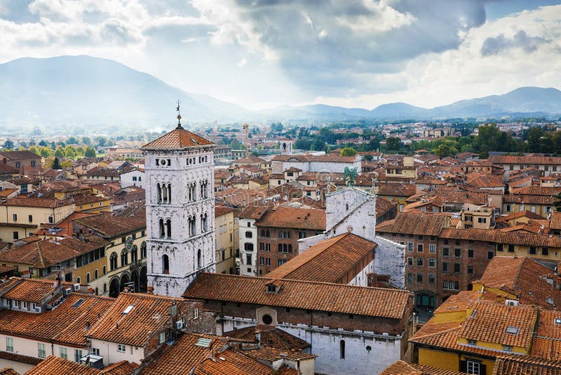 Vista escénica de St Michael Church (Chiesa di San Micaela in foro) desde arriba Ubicación Lucca, Toscana, Italia Viaje pintoresc fotografía de archivo Vista escénica de St Michael Church (Chiesa di San Micaela in foro) desde arriba Ubicación Lucca, Toscana, Italia Viaje pintoresc fotografía de archivo