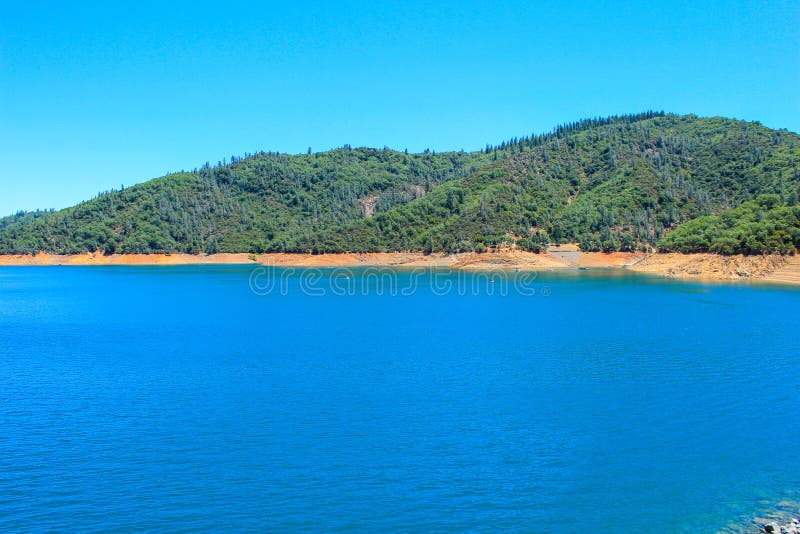 Vista escénica del lago Shasta, California, Estados Unidos fotografía de archivo Vista escénica del lago Shasta, California, Estados Unidos fotografía de archivo