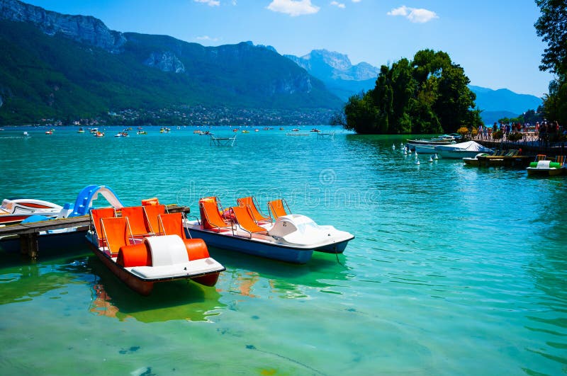 Vista escénica del lago y del pedalo annecy con la isla de cisne en fondo en Francia durante día de verano fotografía de archivo libre de regalías Vista escénica del lago y del pedalo annecy con la isla de cisne en fondo en Francia durante día de verano fotografía de archivo libre de regalías