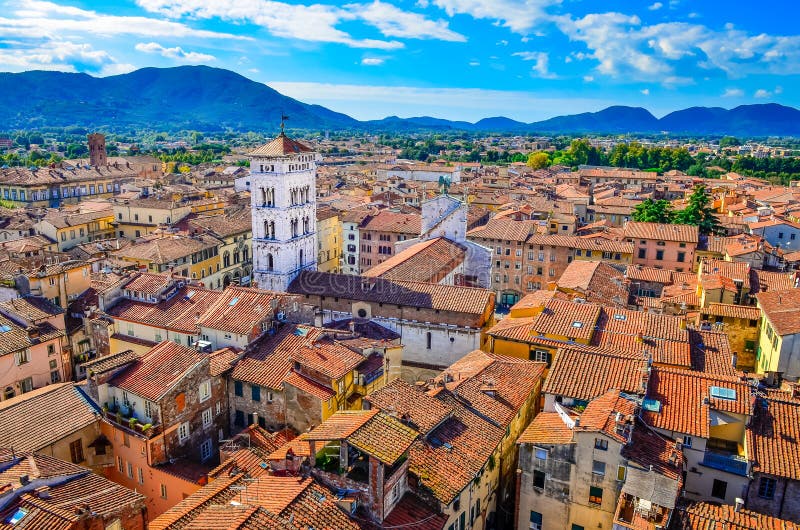 Vista escénica del pueblo de Lucca en Italia imagen de archivo Vista escénica del pueblo de Lucca en Italia imagen de archivo