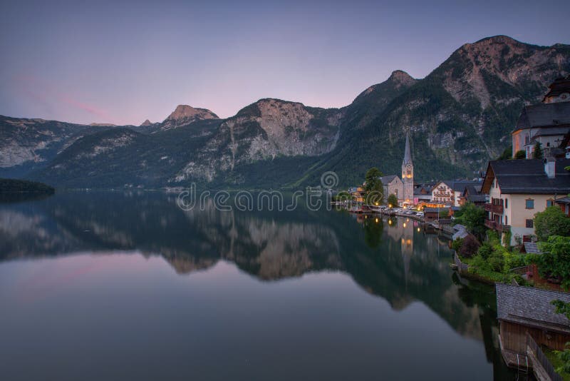Vista escénica del pueblo de montaña famoso de Hallstatt con Hallstaett imagen de archivo libre de regalías Vista escénica del pueblo de montaña famoso de Hallstatt con Hallstaett imagen de archivo libre de regalías