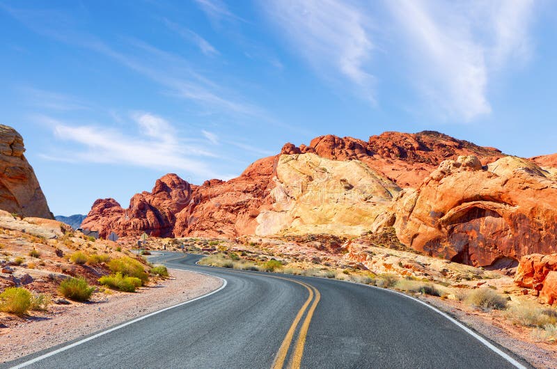 Vista escénica desde el camino en el Parque Estatal Valley of Fire, Nevada, Estados Unidos imagen de archivo Vista escénica desde el camino en el Parque Estatal Valley of Fire, Nevada, Estados Unidos imagen de archivo
