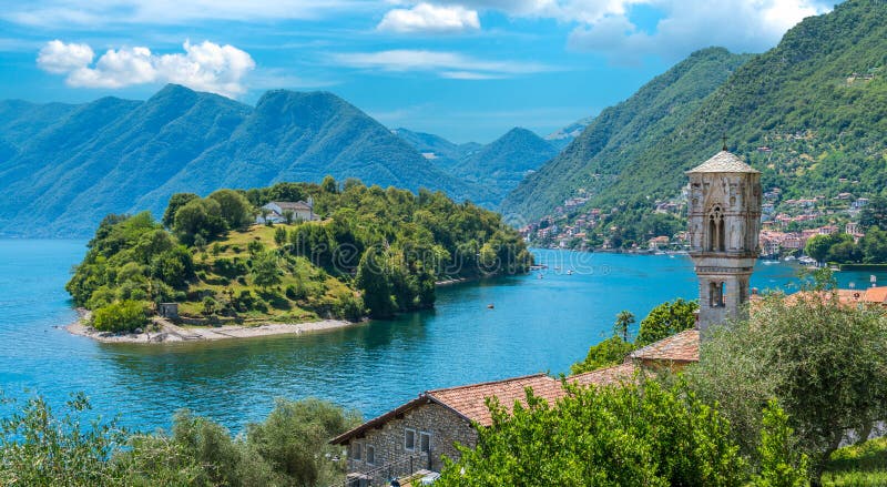 Vista escénica en el lago de desatención Como, Lombardía Italia de Ossuccio, pequeño y hermoso del pueblo fotos de archivo libres de regalías Vista escénica en el lago de desatención Como, Lombardía Italia de Ossuccio, pequeño y hermoso del pueblo fotos de archivo libres de regalías