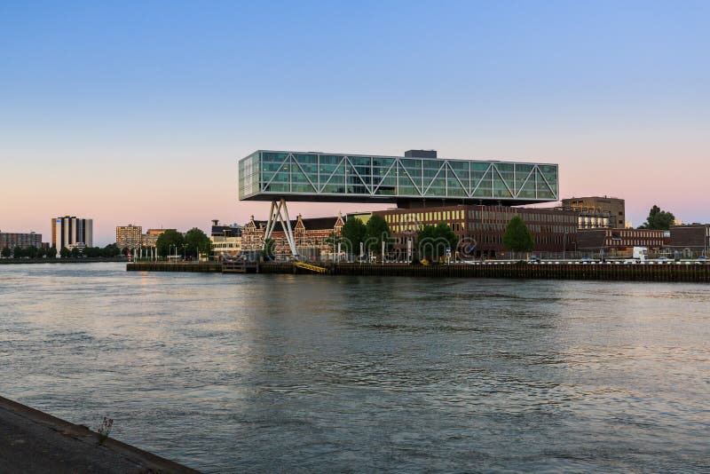 Vista esteriore della passeggiata dalla via di Prins Hendrikkade immagine stock libera da diritti Vista esteriore della passeggiata dalla via di Prins Hendrikkade immagine stock libera da diritti