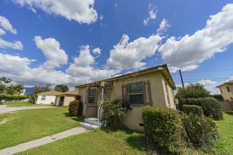 Vista exterior de una casa con el cielo azul y las nubes fotos de archivo libres de regalías Vista exterior de una casa con el cielo azul y las nubes fotos de archivo libres de regalías