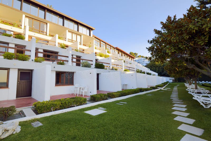 Vista exterior do hotel em Sesimbra imagem de stock royalty free Vista exterior do hotel em Sesimbra imagem de stock royalty free