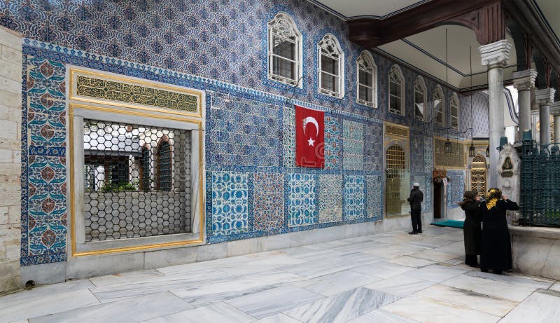 Vista exterior do santuário de Hazrat Abu Ayub Ansari, Eyup Sultan Mosque fotografia de stock royalty free Vista exterior do santuário de Hazrat Abu Ayub Ansari, Eyup Sultan Mosque fotografia de stock royalty free
