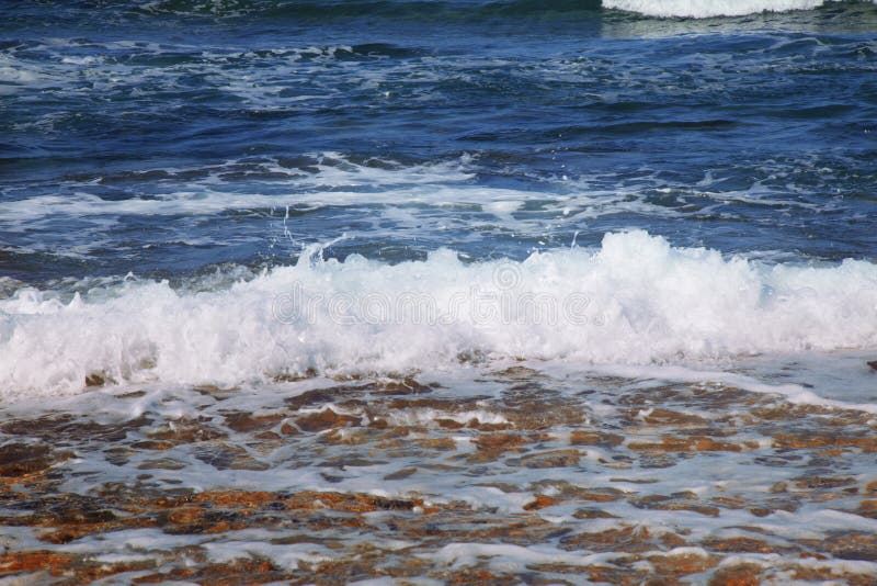 Vista fantástica de ondas do mar em raios do sol como o símbolo do recurso ver?o e f?rias foto de stock Vista fantástica de ondas do mar em raios do sol como o símbolo do recurso ver?o e f?rias foto de stock