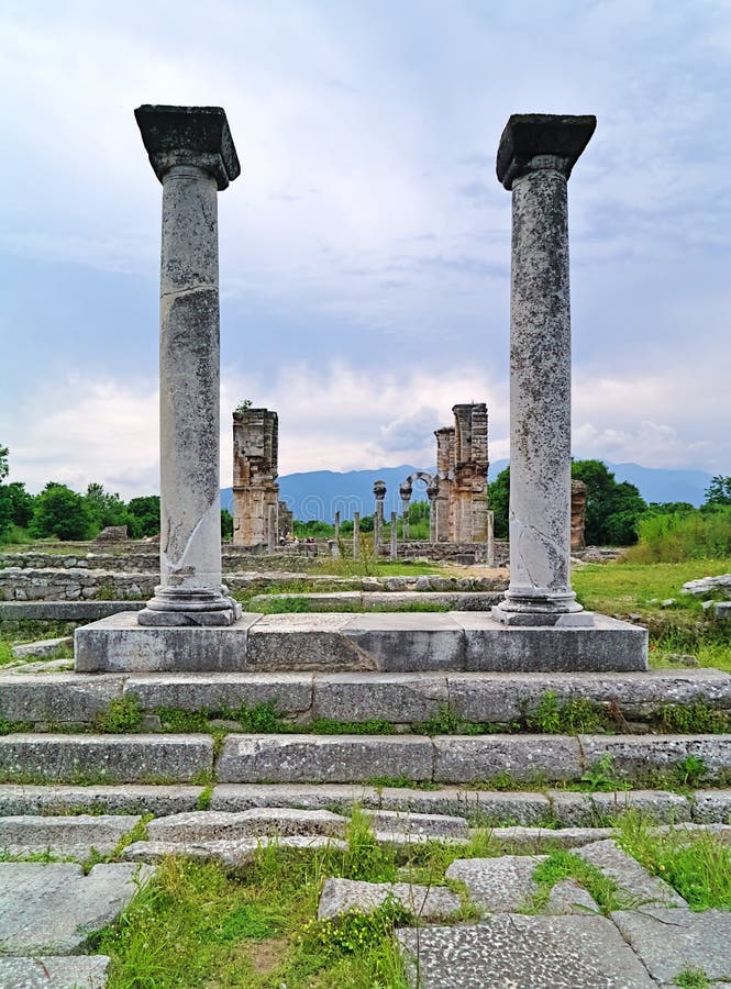 Vista fra columnt delle rovine cristiane del tempio della basilica II fotografia stock Vista fra columnt delle rovine cristiane del tempio della basilica II fotografia stock