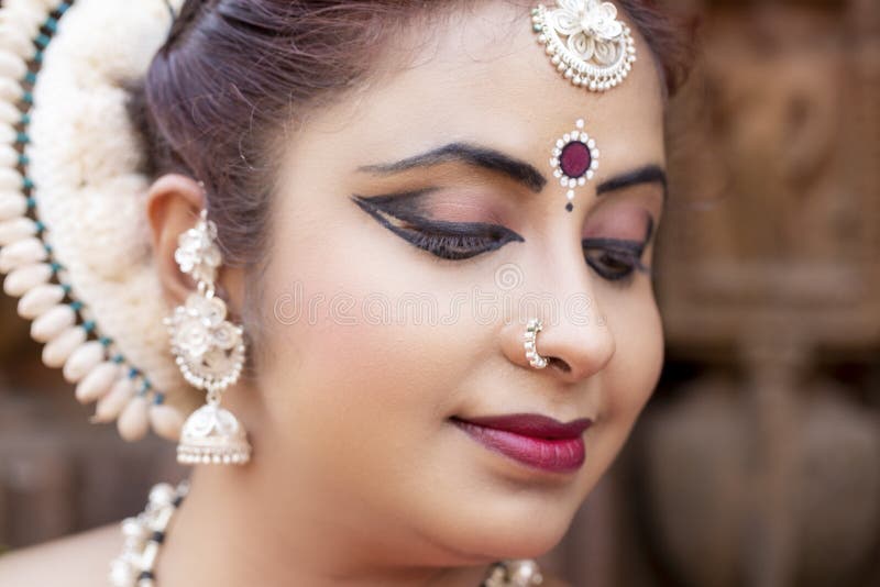 Vista Frontal De La Hermosa Bailarina India Odissi En Ropa Tradicional Con Maquillaje Y Joyas. Imagen de archivo danza contemporanea Vista Frontal De La Hermosa Bailarina India Odissi En Ropa Tradicional Con Maquillaje Y Joyas. Imagen de archivo