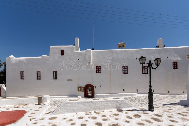 Vista frontal del inTown del monasterio de Panagia Tourliani de Ano Mera, isla de Mykonos, Grecia