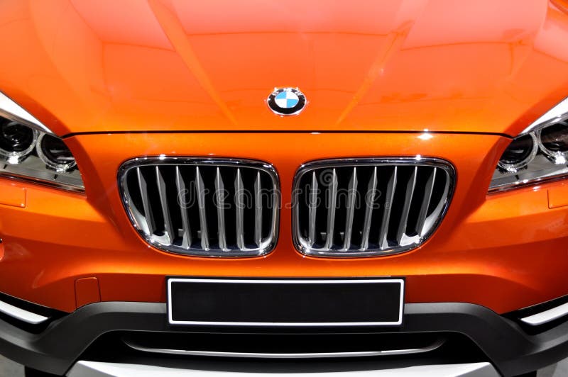  Vista Frontal Del Lujo Y BMW X6 En Una Sala De Exposición, Noviembre De   Show Internacional De Estambul   Imagen de archivo editorial